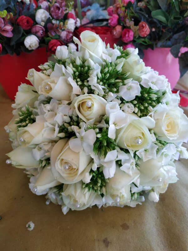זר כלות ורדים לבנים פלוקס לבן ופנינים לבנים.