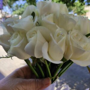 זר כלה ורדים לבנים קשורים בסטן